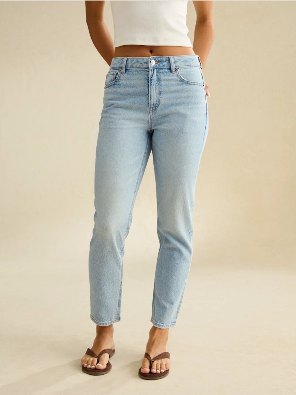 AMERICAN EAGLE STRIGID MOM JEANS LIGHT WASH SIZE 4